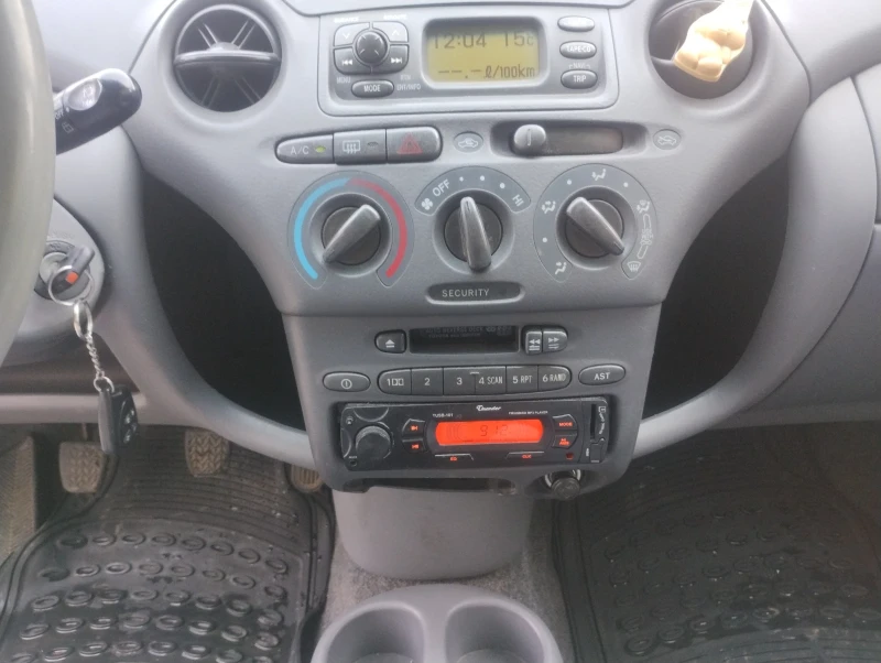 Toyota Yaris 1.0 бензин климатик, снимка 8 - Автомобили и джипове - 49584356