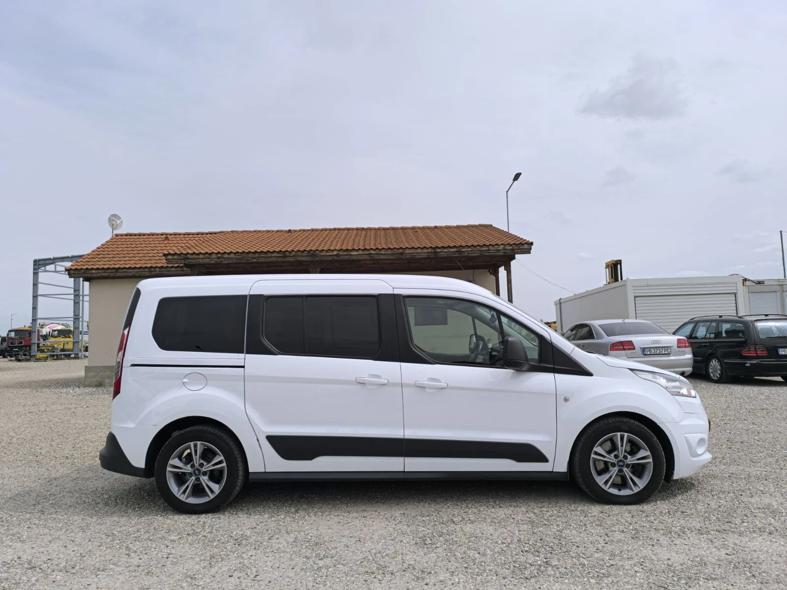 Ford Tourneo Connect 1.6 TDCI 7 МЕСТЕН, снимка 8 - Автомобили и джипове - 54067768
