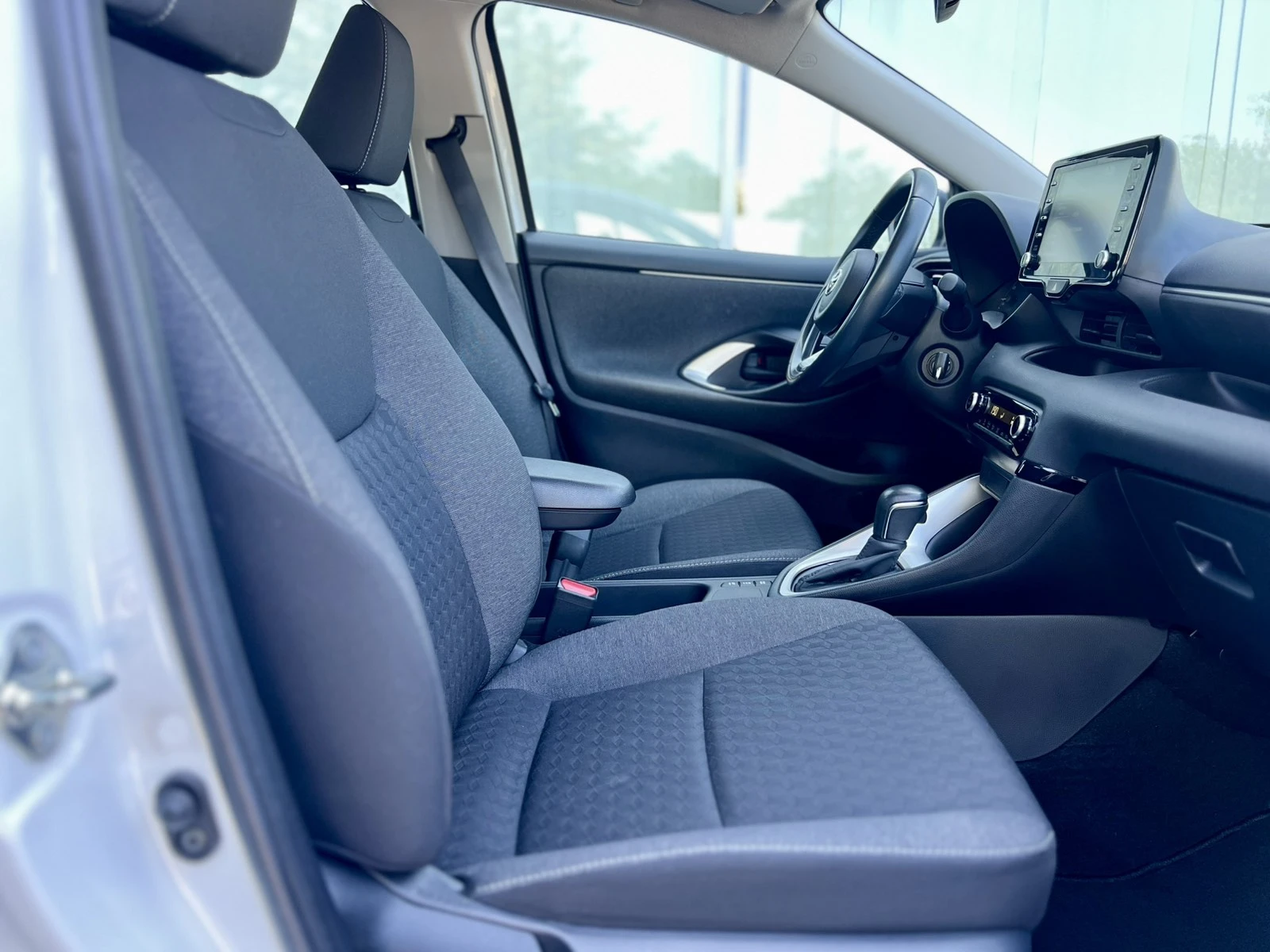 Toyota Yaris Hybird / 1.5 / 116 к.с. / e-CVT, снимка 8 - Автомобили и джипове - 54847112