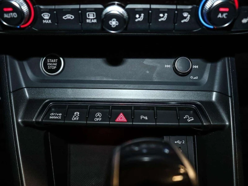 Audi Q3 * quattro Technik * CARFAX * ЦЕНА ДО БГ, снимка 17 - Автомобили и джипове - 53308058