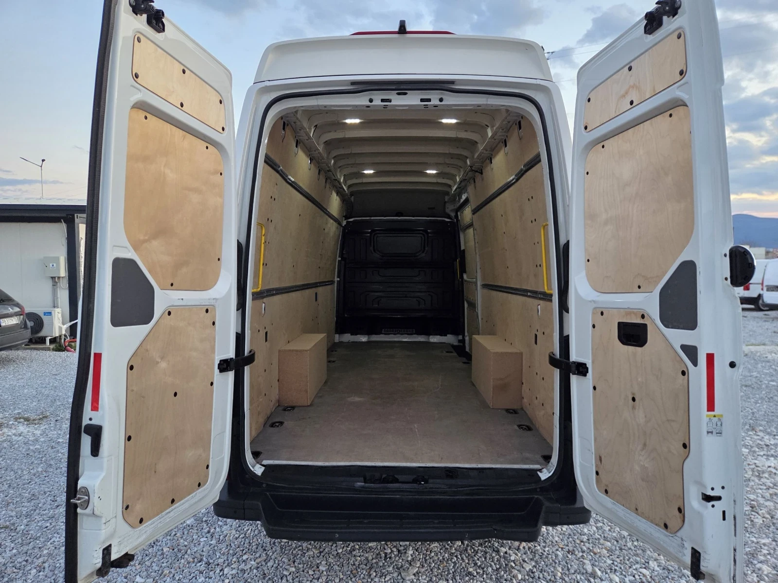 VW Crafter 2.0 TDI, XXL, Климатик, Нави, снимка 14 - Бусове и автобуси - 54114424