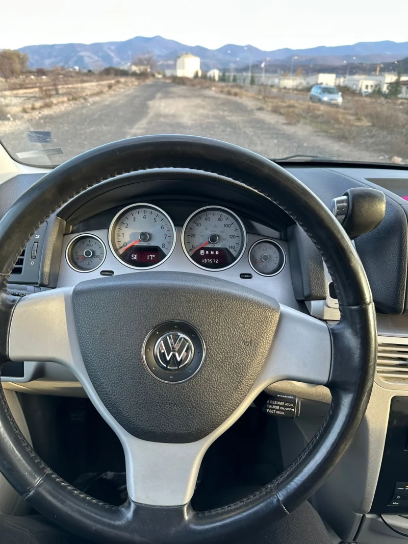 VW Touran 4.0 V6, снимка 12 - Автомобили и джипове - 47796265