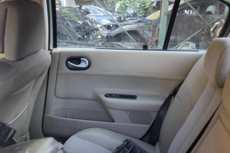 Renault Megane 1.9 dCI , 2008 г.   САМО НА ЧАСТИ , снимка 13 - Автомобили и джипове - 52039804