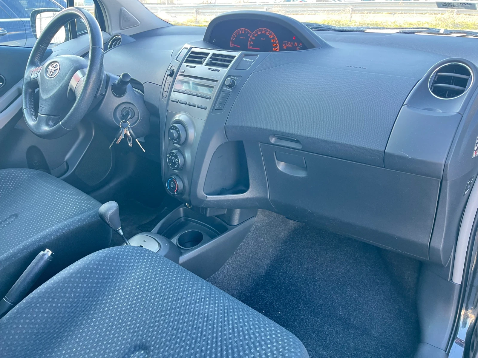 Toyota Yaris Автомат, 6скорости, 100к.с, 1.33, Италия - изображение 9