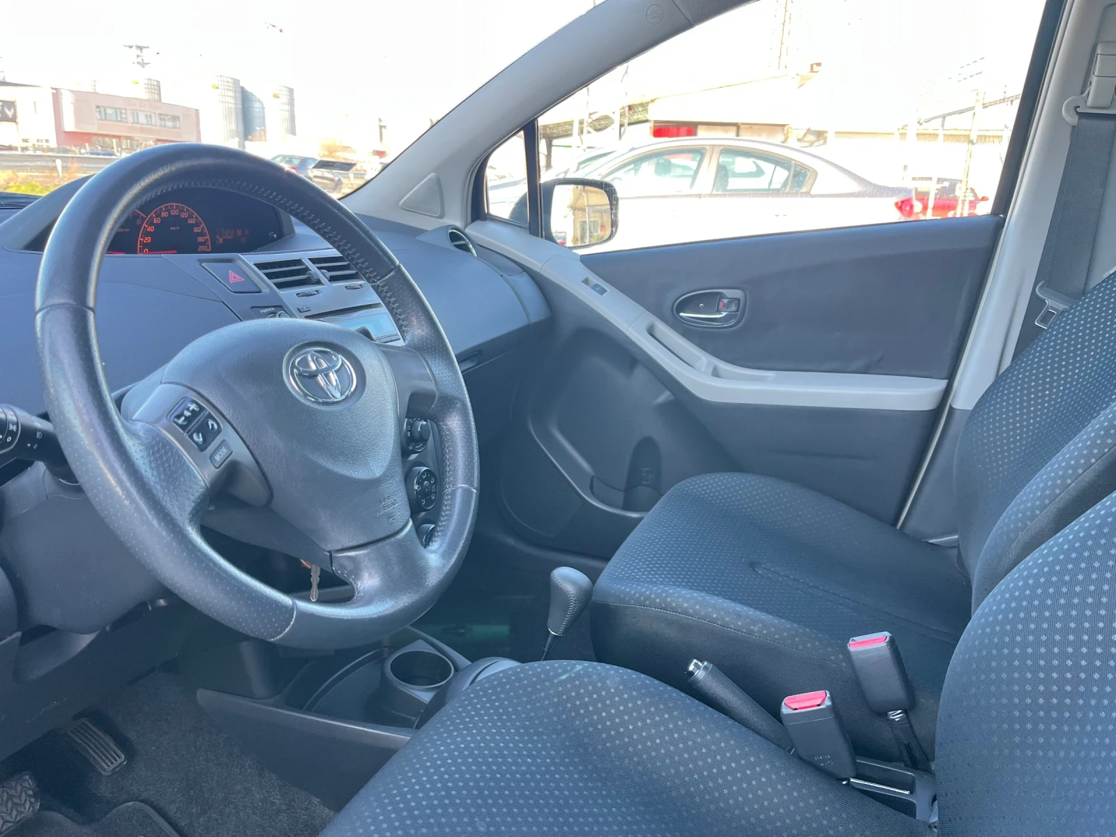 Toyota Yaris Автомат, 6скорости, 100к.с, 1.33, Италия - изображение 7