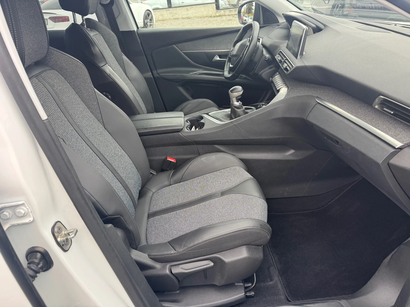 Peugeot 3008 LED* NAVI* КОЖА* КАМЕРА* KEYLESS GO* 1.5hdi 131hp, снимка 15 - Автомобили и джипове - 53947230