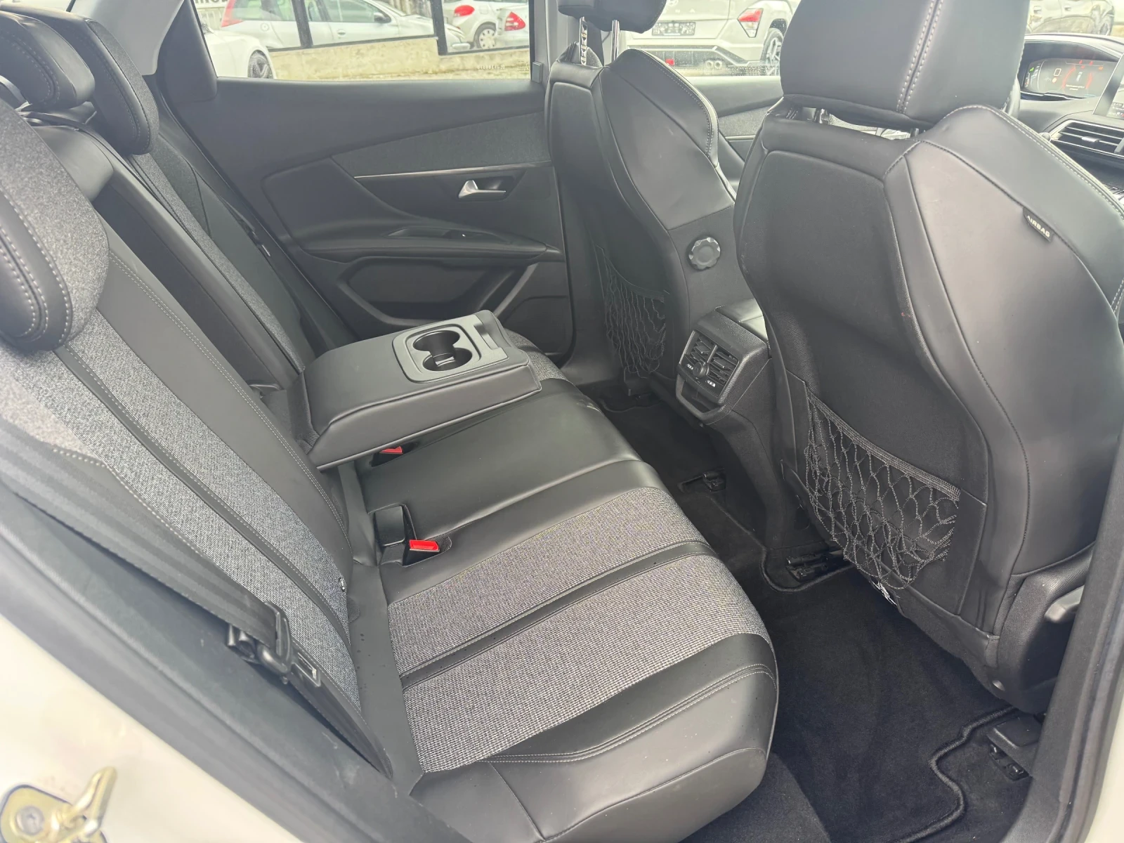 Peugeot 3008 LED* NAVI* КОЖА* КАМЕРА* KEYLESS GO* 1.5hdi 131hp, снимка 14 - Автомобили и джипове - 53947230