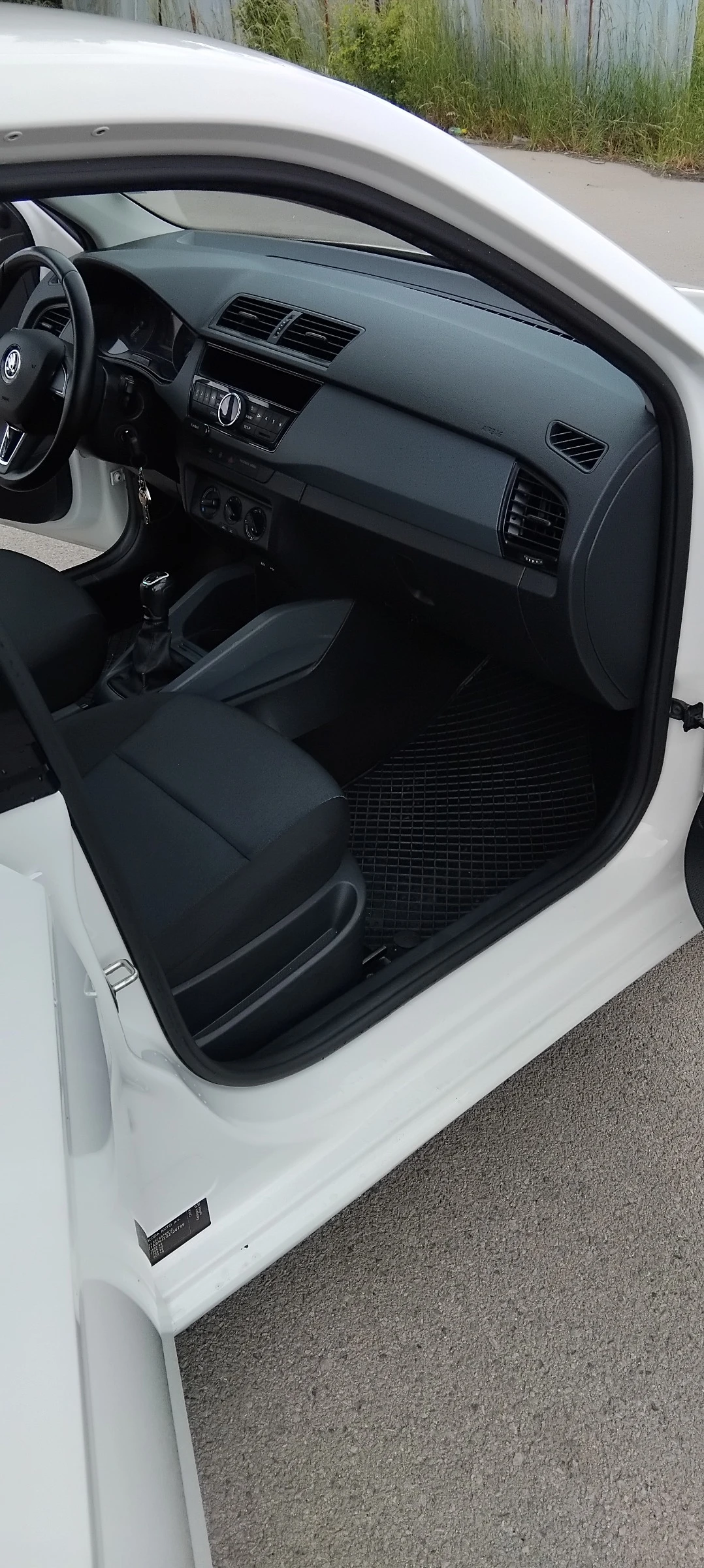 Skoda Fabia 1.0, снимка 10 - Автомобили и джипове - 54652633