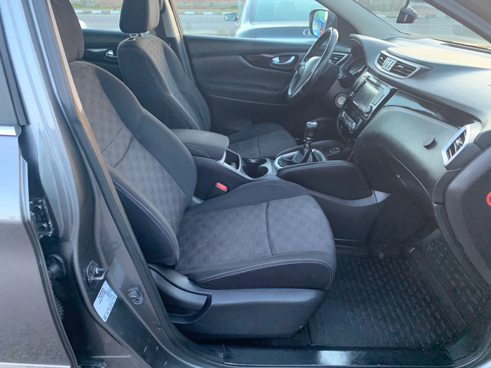 Nissan Qashqai 1.5dci, снимка 14 - Автомобили и джипове - 53829743