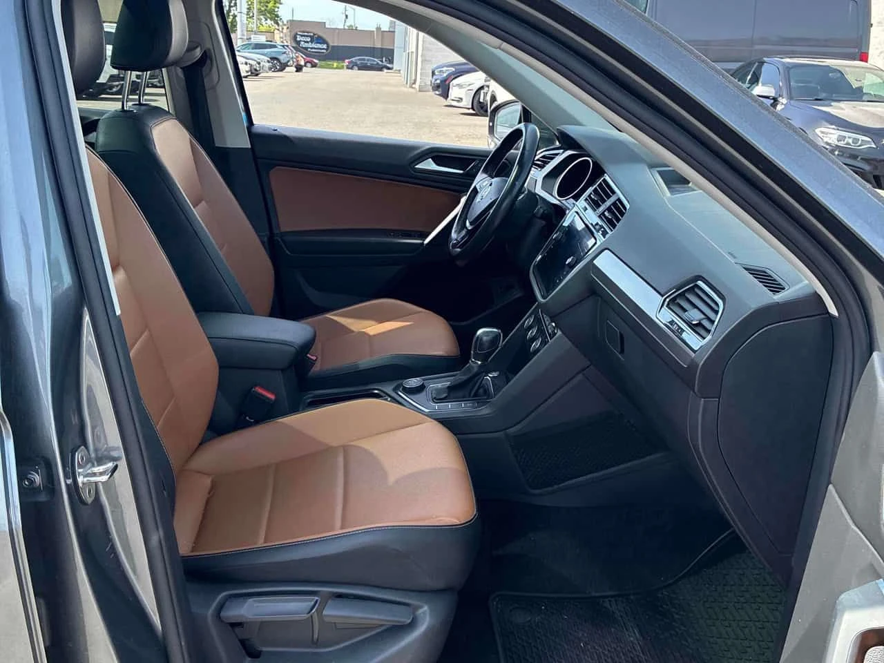VW Tiguan * Comfortline * АВТОКРЕДИТ * ОТ ПРЕДСТАВИТЕЛСТВО, снимка 12 - Автомобили и джипове - 54761181