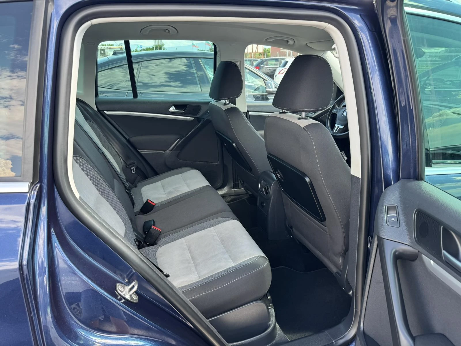 VW Tiguan 2.0TDI 4MOTION, снимка 13 - Автомобили и джипове - 54834594