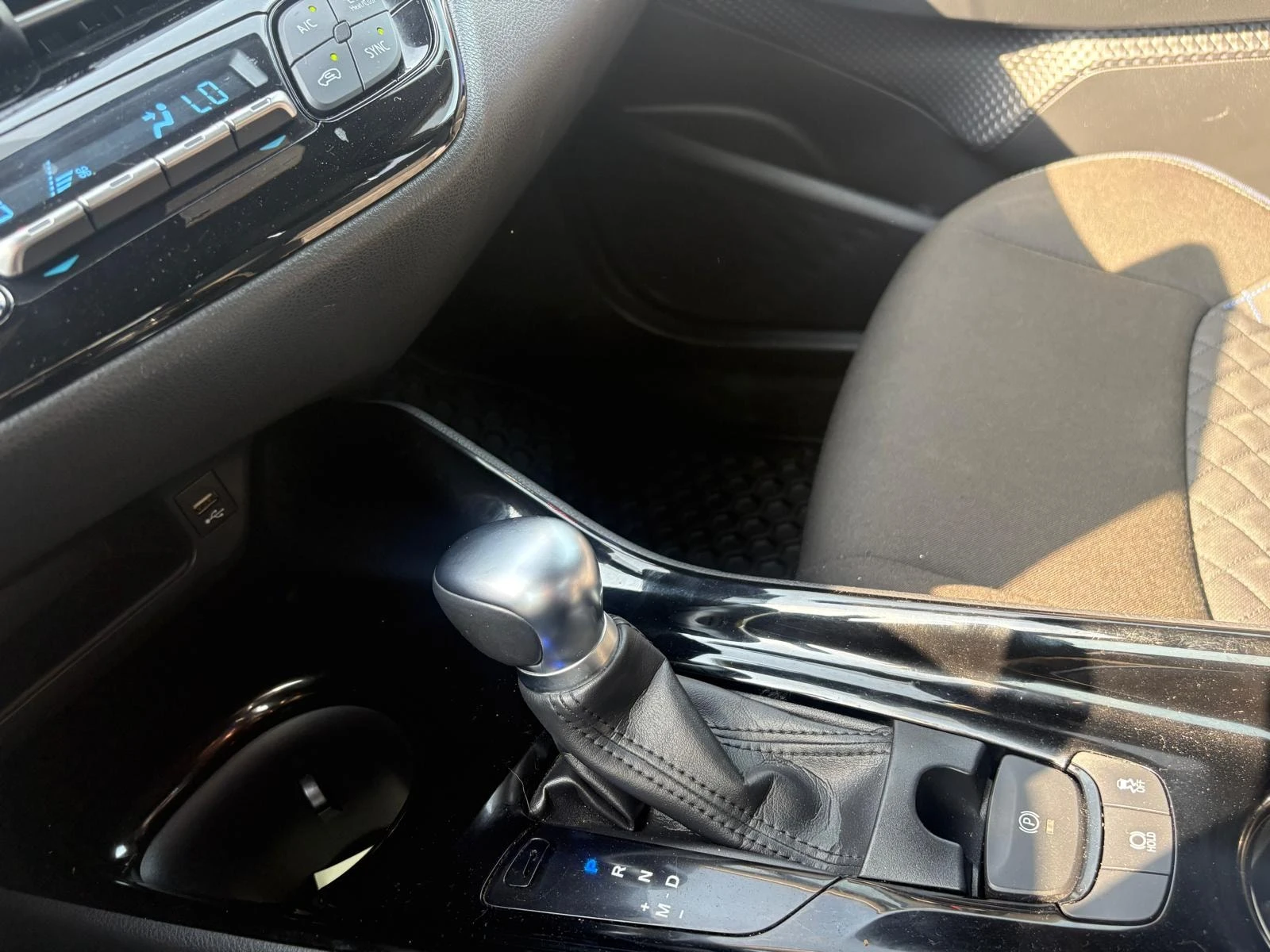 Toyota C-HR * FWD * CARFAX * ОПЦИЯ ЗА ФИНАНСИРАНЕ, снимка 8 - Автомобили и джипове - 55827728