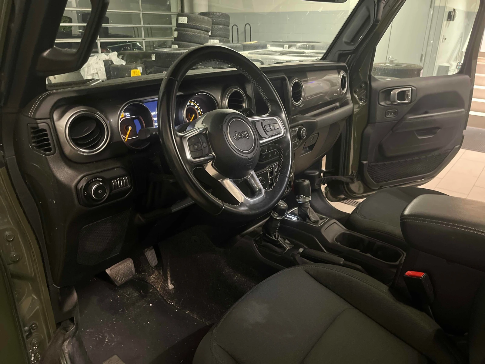 Jeep Wrangler Unlimited Sahara * CARFAX * НАВИ * АВТОКРЕДИТ * , снимка 5 - Автомобили и джипове - 56132989