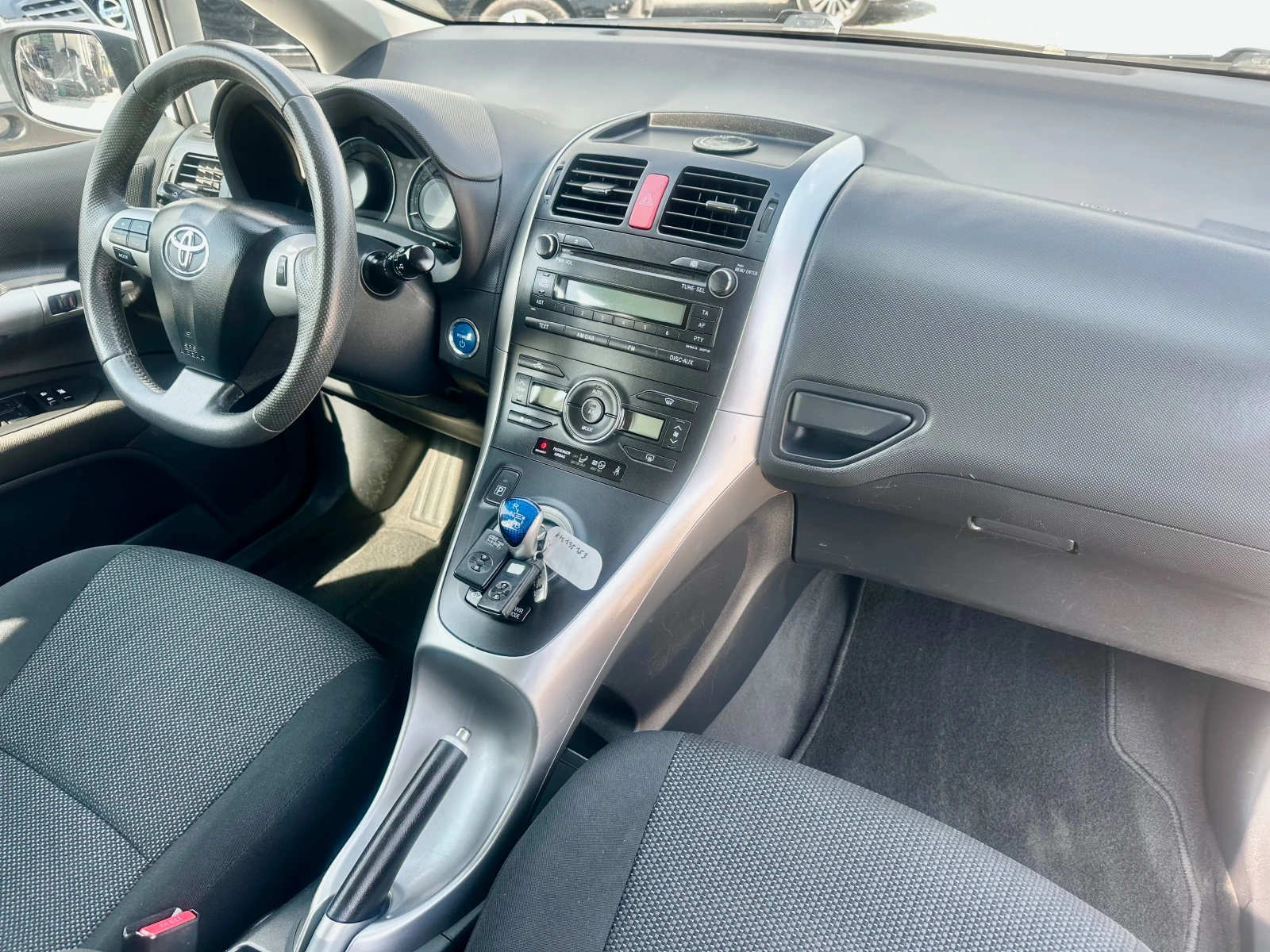 Toyota Auris 1.8i* HYBRID* Сервизна История - изображение 8