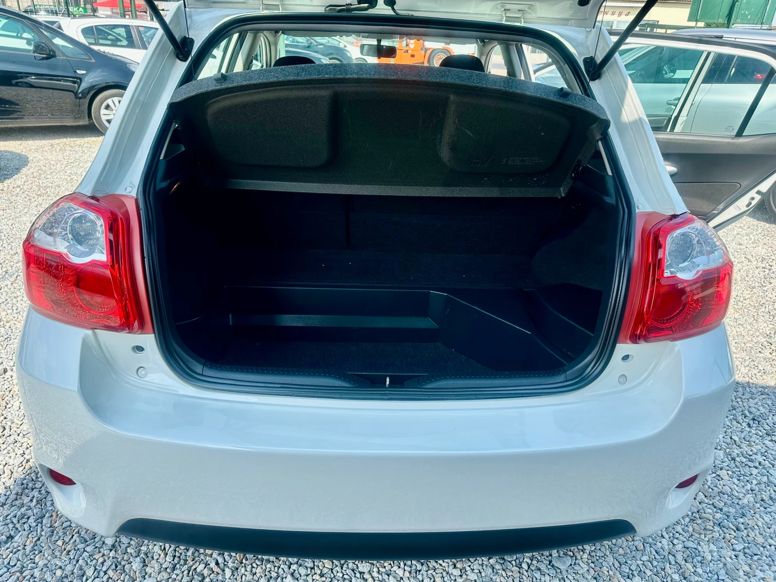 Toyota Auris 1.8i* HYBRID* Сервизна История - изображение 10
