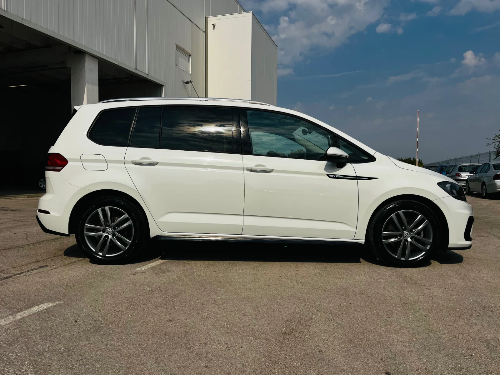 VW Touran 2, 0TDI-150k.c/R Line/6+ 1/DSG/NAVI/ТОП СЪСТОЯНИЕ!, снимка 8 - Автомобили и джипове - 56047232