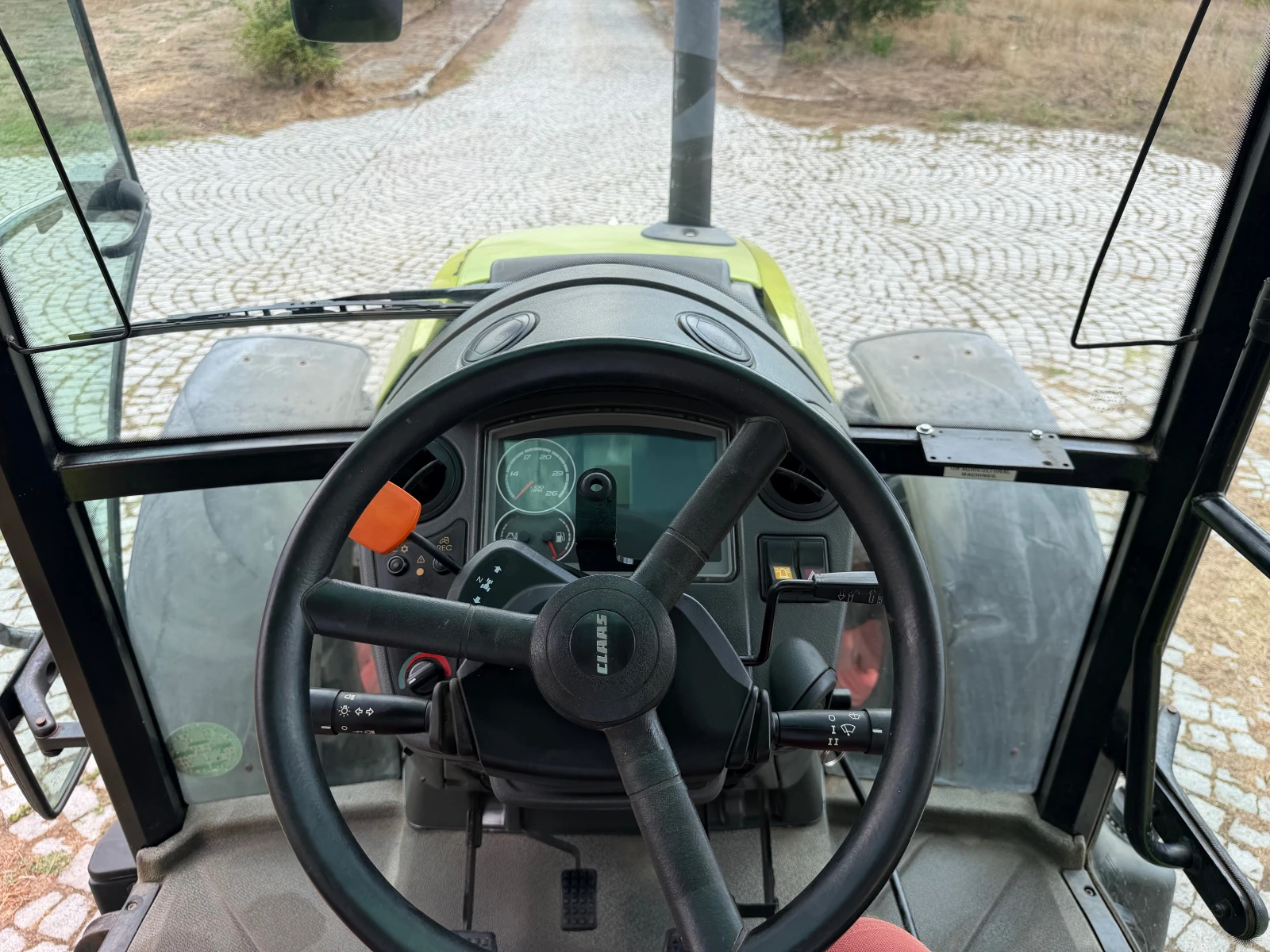 Трактор Claas AXOS 330 САМО 3500 МОТО ЧАСА ЛИЗИНГ, снимка 15 - Селскостопанска техника - 55280204
