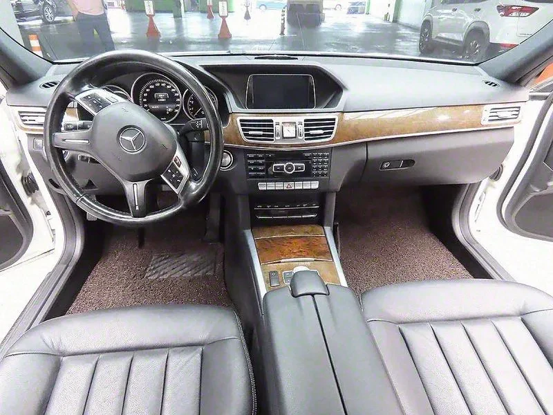 Mercedes-Benz E 300 AVANTGARDE, снимка 9 - Автомобили и джипове - 55719263