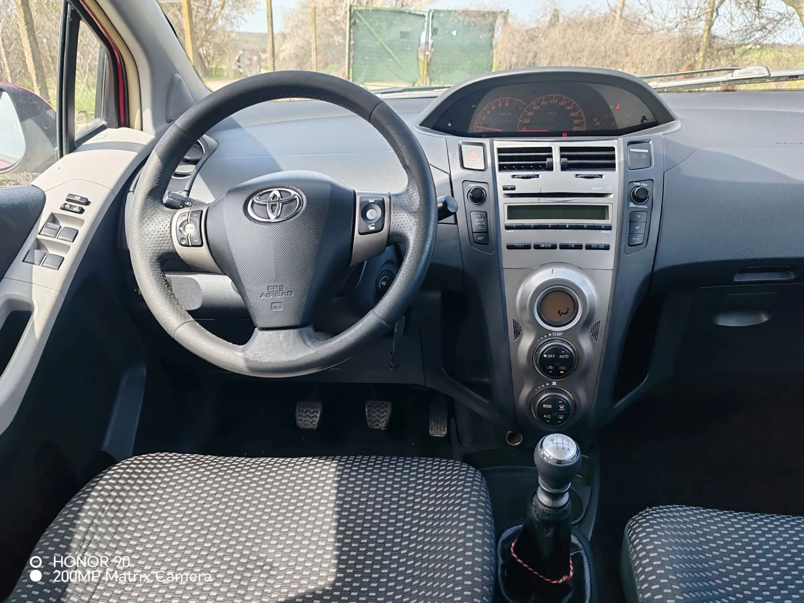 Toyota Yaris 1.3, снимка 9 - Автомобили и джипове - 54220704