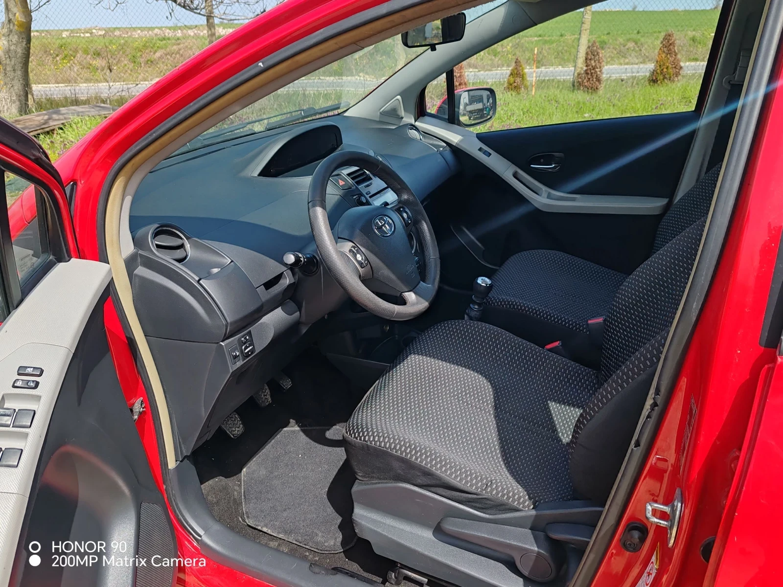 Toyota Yaris 1.3, снимка 8 - Автомобили и джипове - 54220704