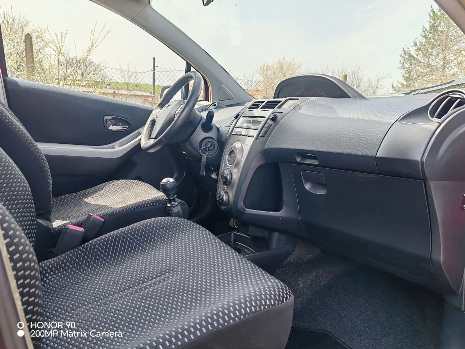 Toyota Yaris 1.3, снимка 10 - Автомобили и джипове - 54220704