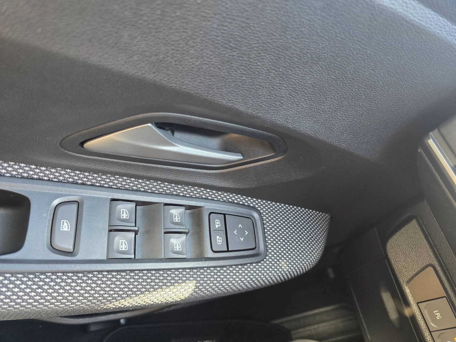 Dacia Sandero 1.0 TCe 100 LPG, снимка 11 - Автомобили и джипове - 56015166