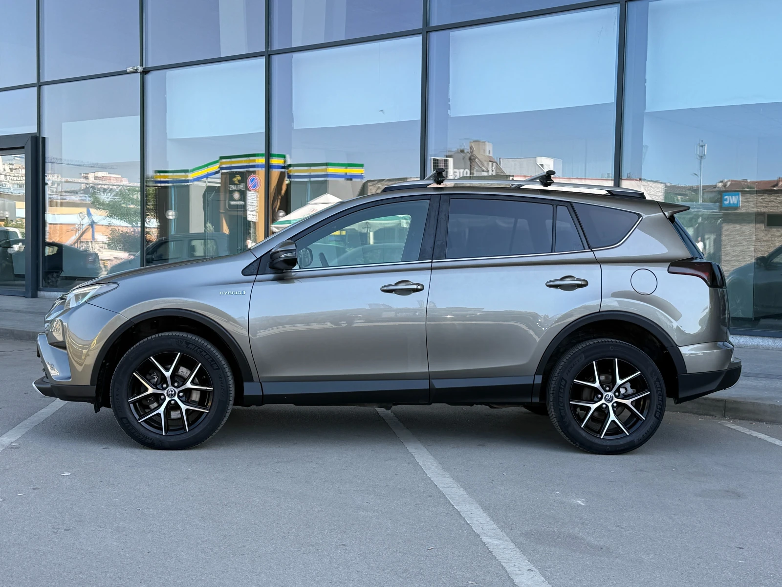 Toyota Rav4 6 МЕСЕЦА ГАРАНЦИЯ/2.5Hybrid 197к.с. Facelift, снимка 2 - Автомобили и джипове - 55188068