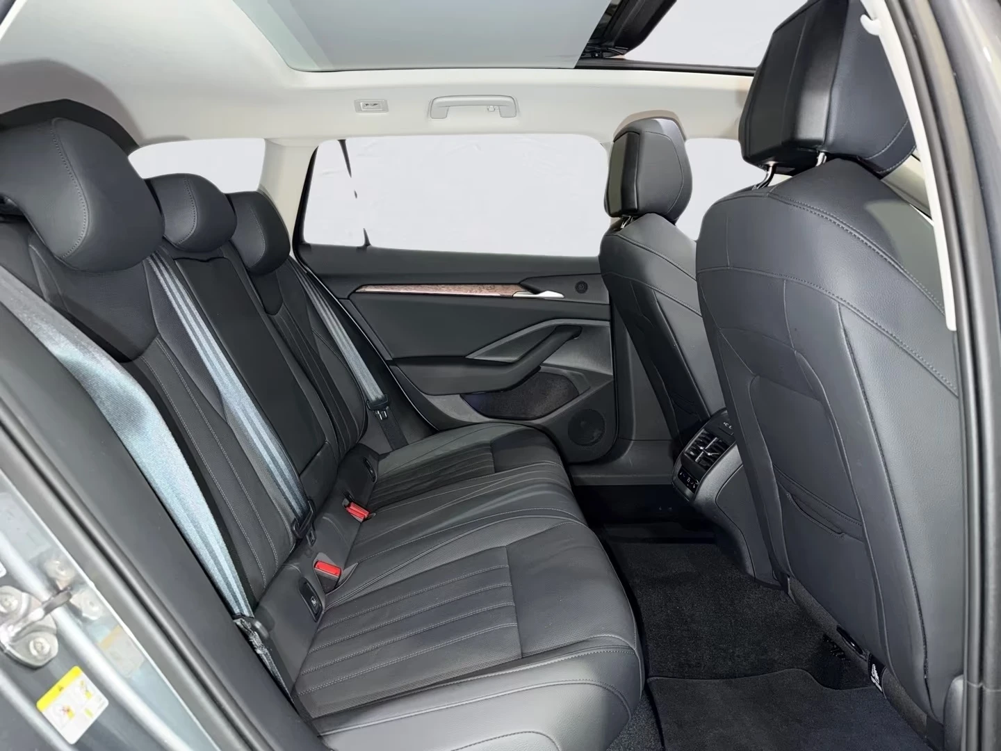 Skoda Superb 2.0 TDI / L&K / CANTON / HEAD UP / DCC / PANO /, снимка 13 - Автомобили и джипове - 54710811