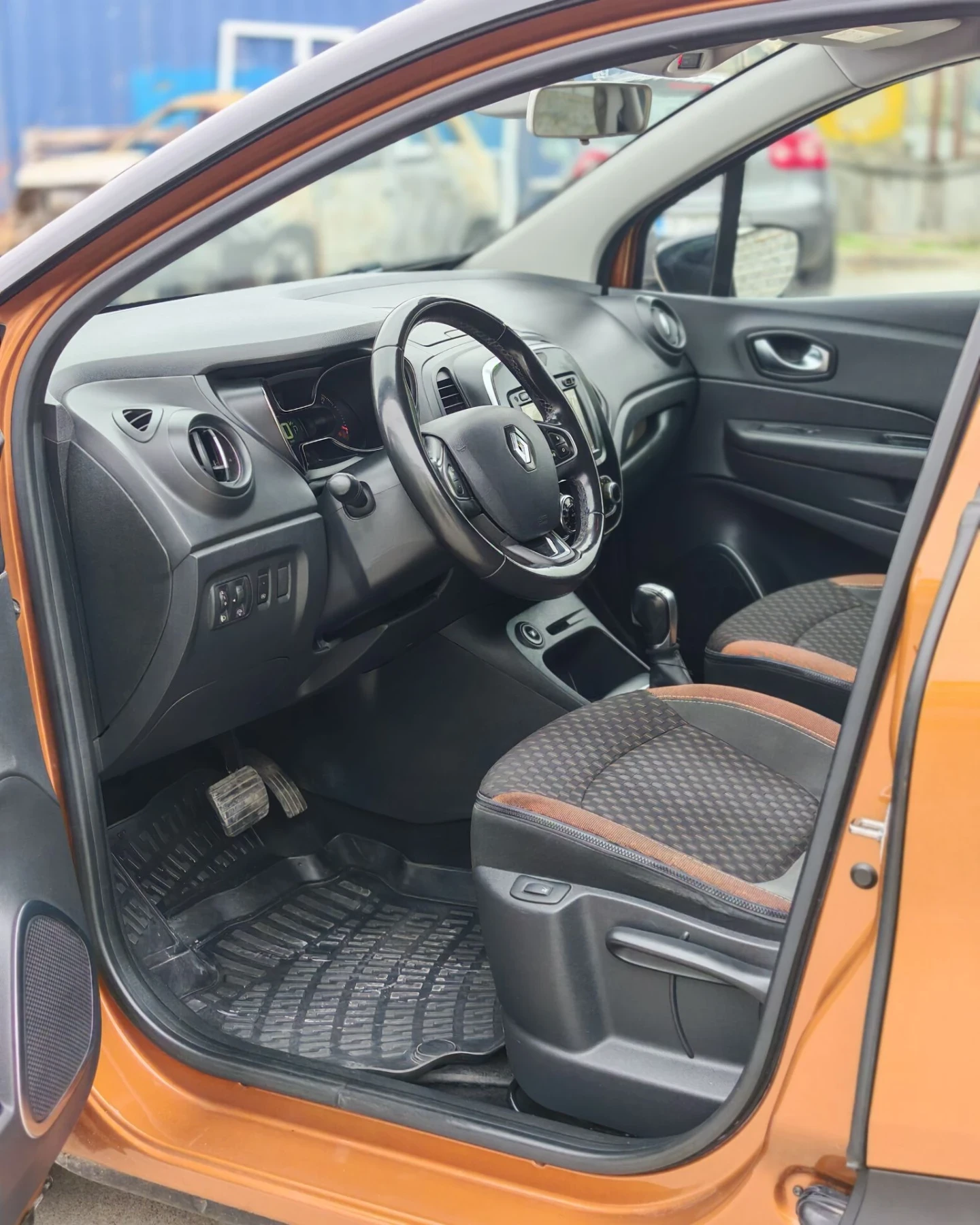 Renault Captur, снимка 5 - Автомобили и джипове - 56658094