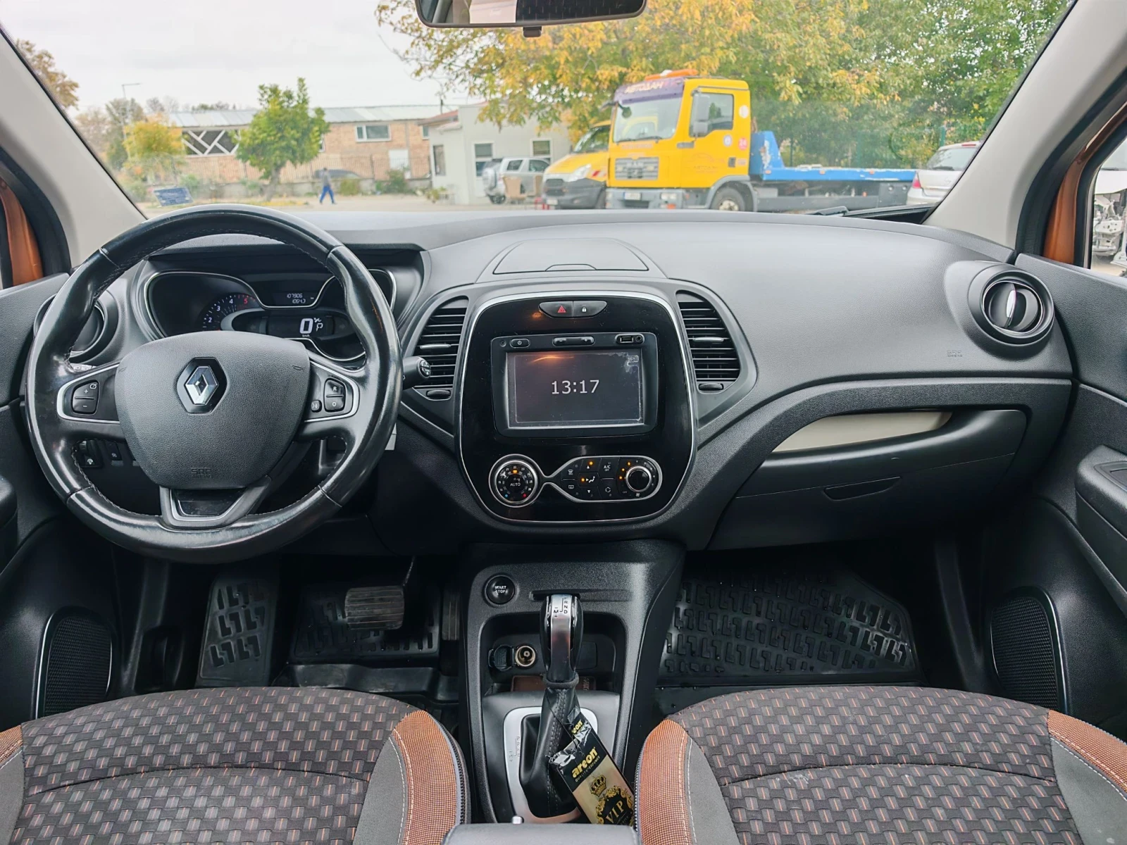 Renault Captur, снимка 6 - Автомобили и джипове - 56658094