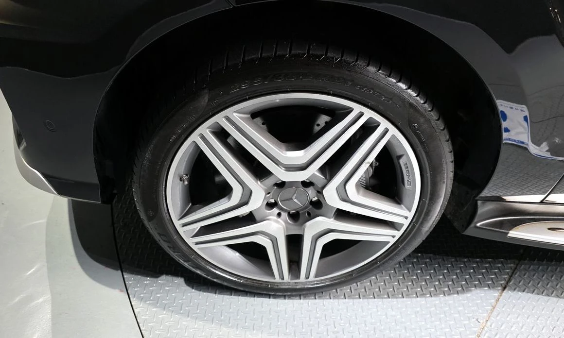 Mercedes-Benz ML 63 AMG HARMAN/KARDON* ПОДГРЕВ* ОБДУХВАНЕ* ПАНО* 3X TV, снимка 5 - Автомобили и джипове - 53976069