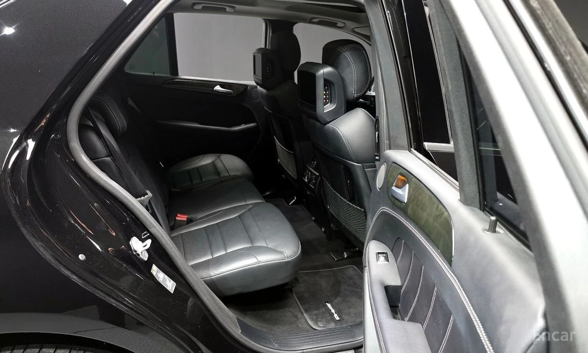 Mercedes-Benz ML 63 AMG HARMAN/KARDON* ПОДГРЕВ* ОБДУХВАНЕ* ПАНО* 3X TV, снимка 13 - Автомобили и джипове - 53976069