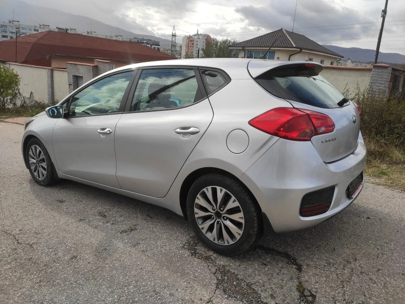 Kia Ceed 1.6 136 кс, снимка 3 - Автомобили и джипове - 48095037