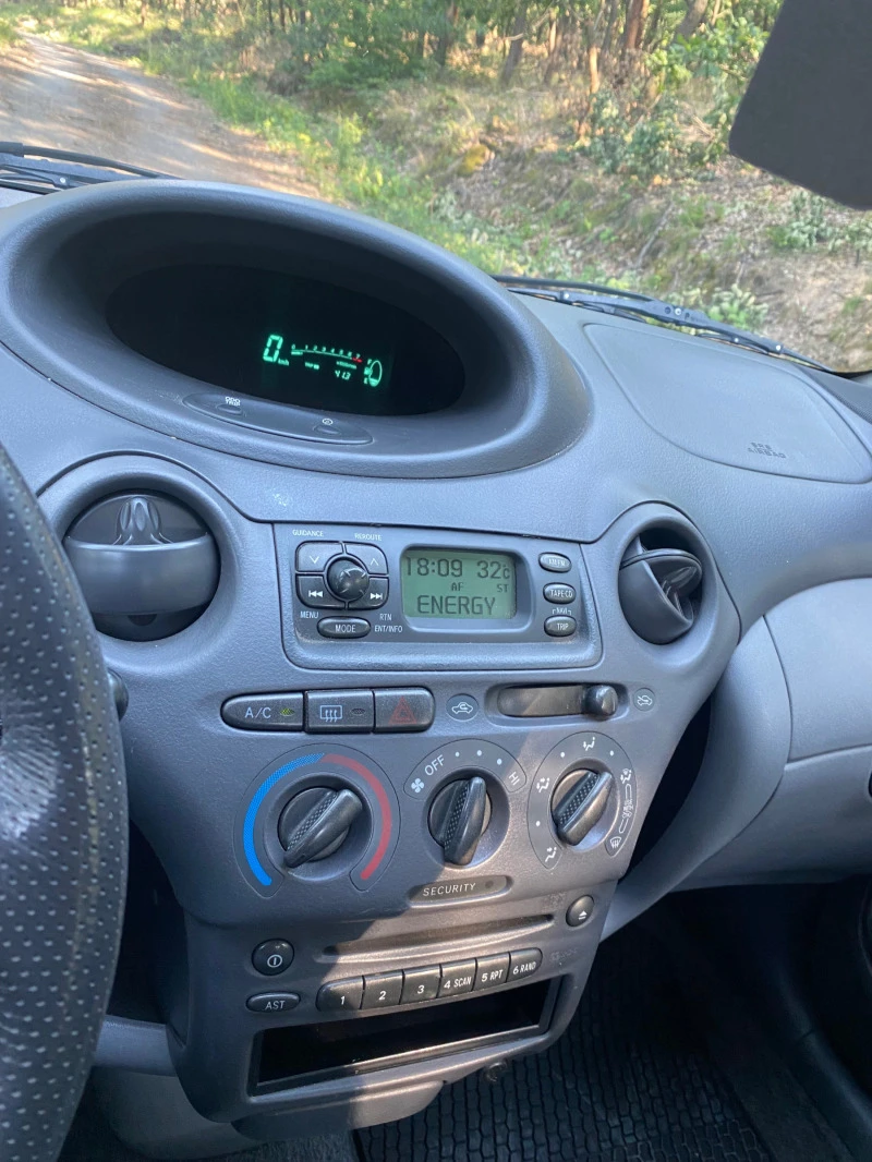 Toyota Yaris 1.3 VVTI, снимка 12 - Автомобили и джипове - 46527232