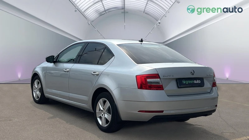 Skoda Octavia 1.6 TDi, снимка 7 - Автомобили и джипове - 47596458