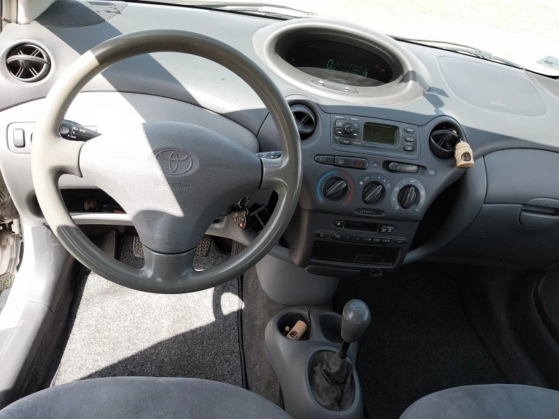 Toyota Yaris 1.0, снимка 11 - Автомобили и джипове - 48494960