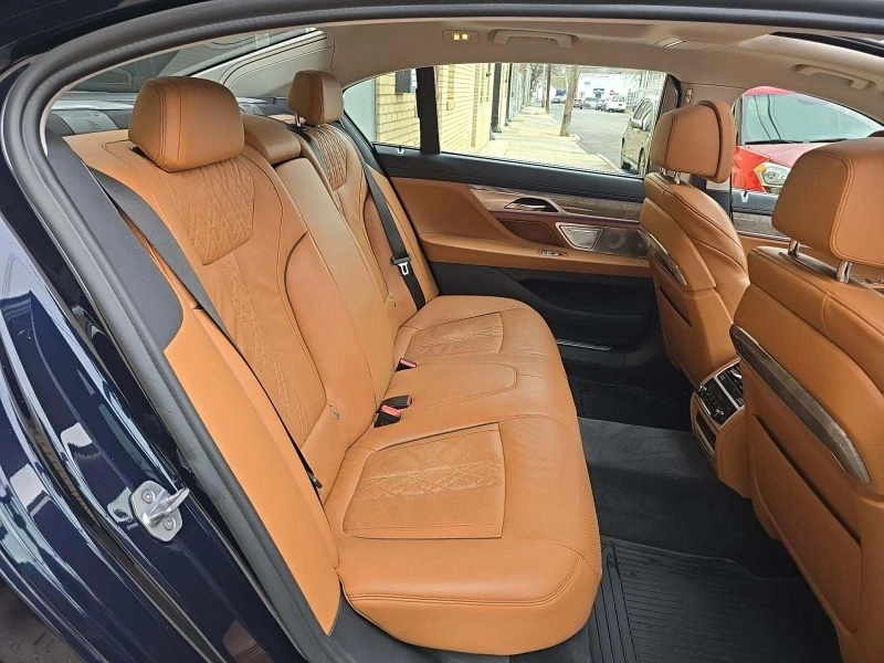 BMW 750 xDrive, снимка 12 - Автомобили и джипове - 52740754