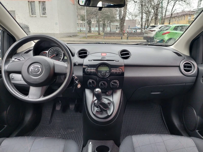 Mazda 2 1.3 FACELIFT, снимка 9 - Автомобили и джипове - 53276023