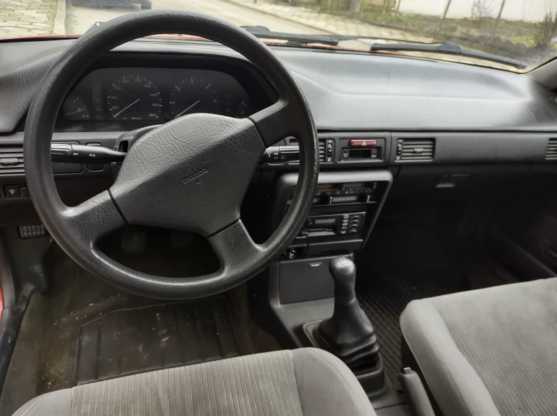 Mazda 323 седан, снимка 6 - Автомобили и джипове - 53579033