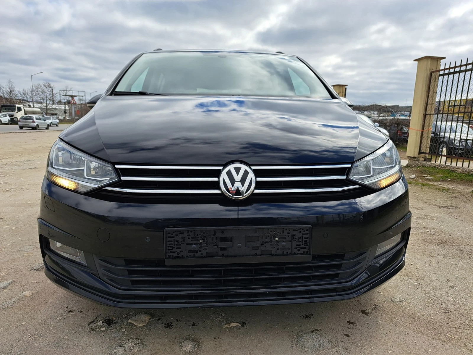 VW Touran 7 места eu6, снимка 3 - Автомобили и джипове - 53770659