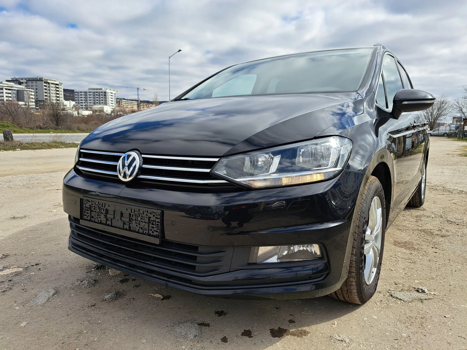VW Touran 7 места eu6, снимка 2 - Автомобили и джипове - 53770659
