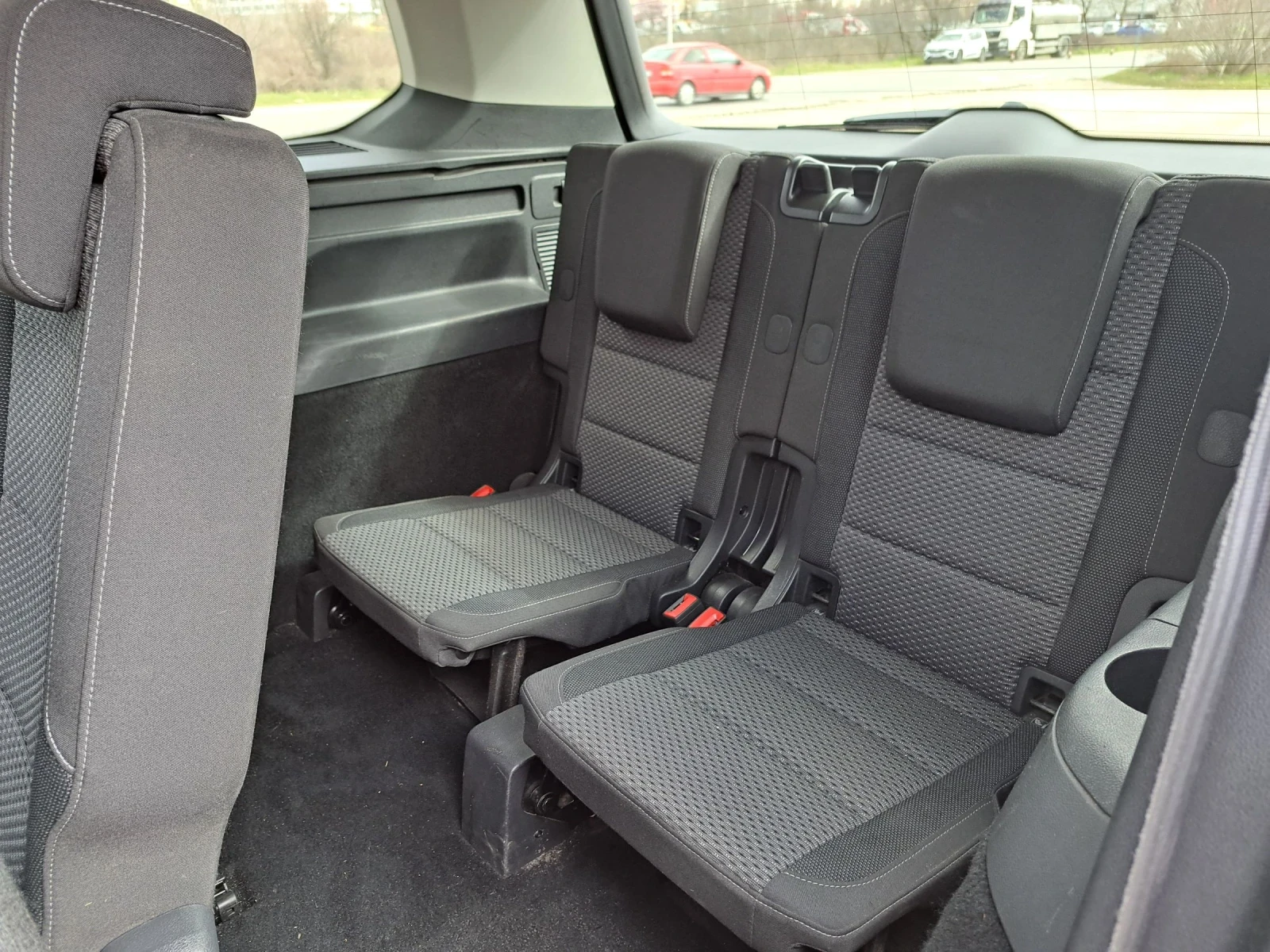 VW Touran 7 места eu6, снимка 14 - Автомобили и джипове - 53770659