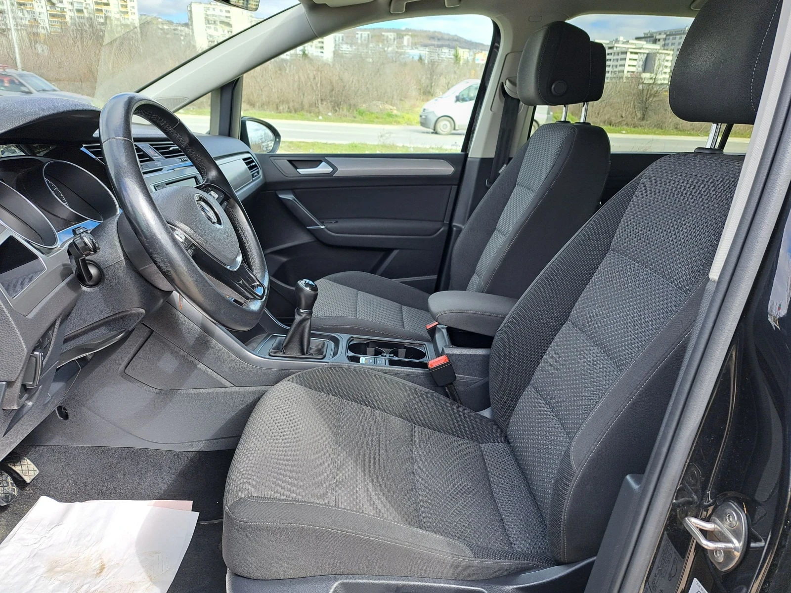 VW Touran 7 места eu6, снимка 11 - Автомобили и джипове - 53770659