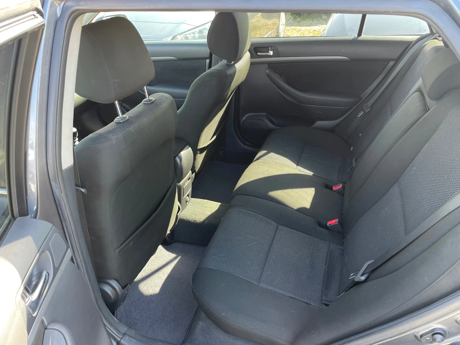 Toyota Avensis 2.0 D4D, снимка 11 - Автомобили и джипове - 53832299