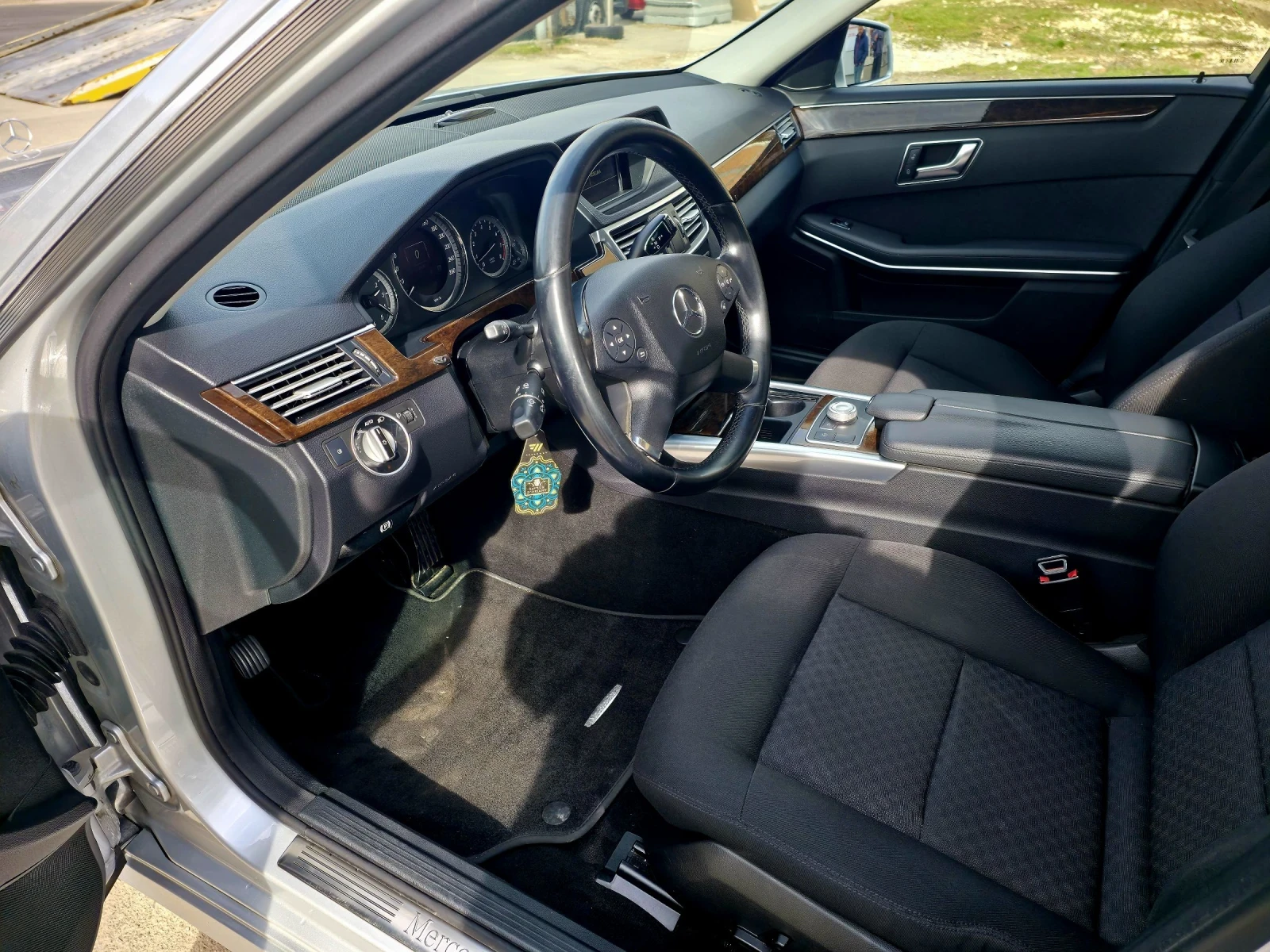 Mercedes-Benz E 350 272кс/4х4/100% ОБСЛУЖЕН/ЧИСТО НОВИ ГУМИ/КАСКО/, снимка 9 - Автомобили и джипове - 53894122