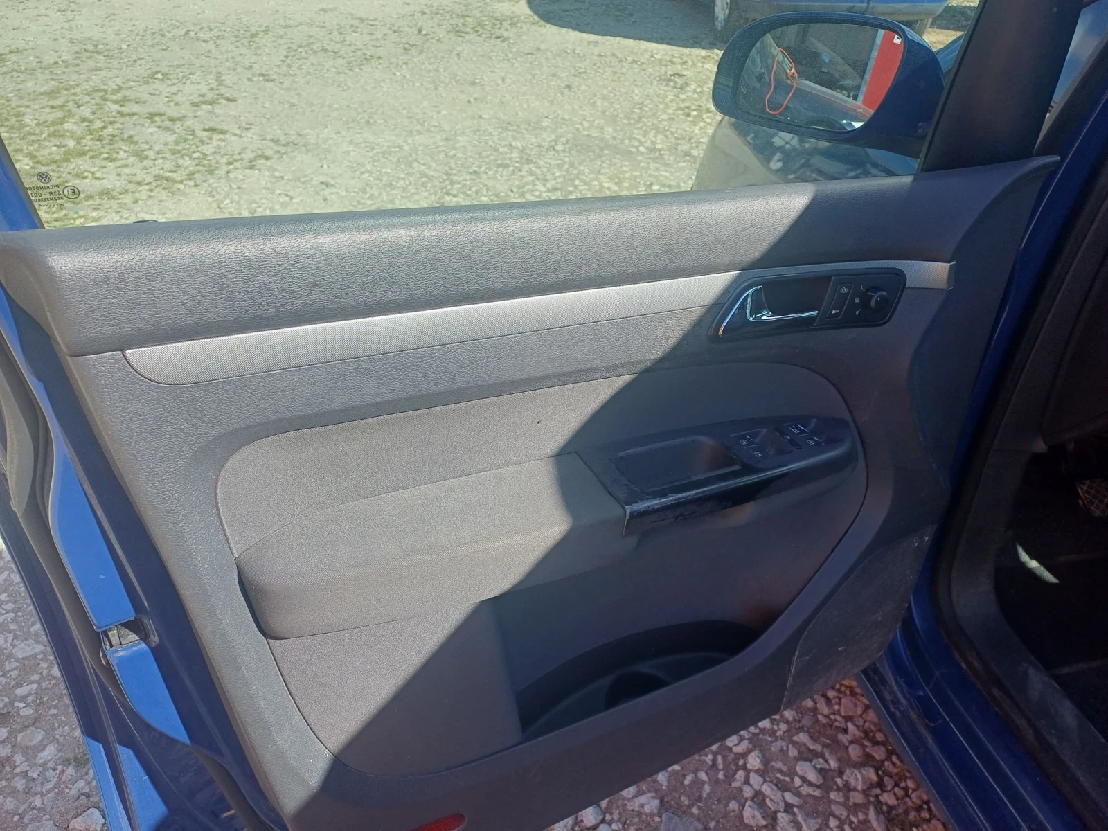 VW Touran 7 местен., снимка 8 - Автомобили и джипове - 54726324