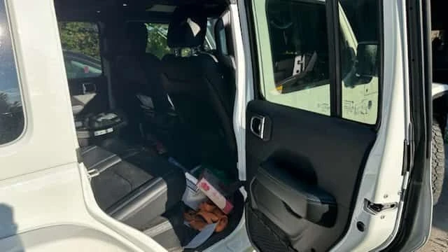 Jeep Wrangler * Rubicon X * АВТОКРЕДИТ БЕЗ ПЪРВОНАЧАЛНА ВНОСКА* , снимка 4 - Автомобили и джипове - 55721808