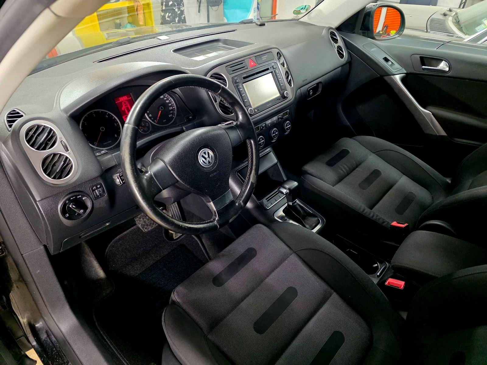 VW Tiguan 2.0TDI * 140hp * 4Motion, снимка 7 - Автомобили и джипове - 53988655