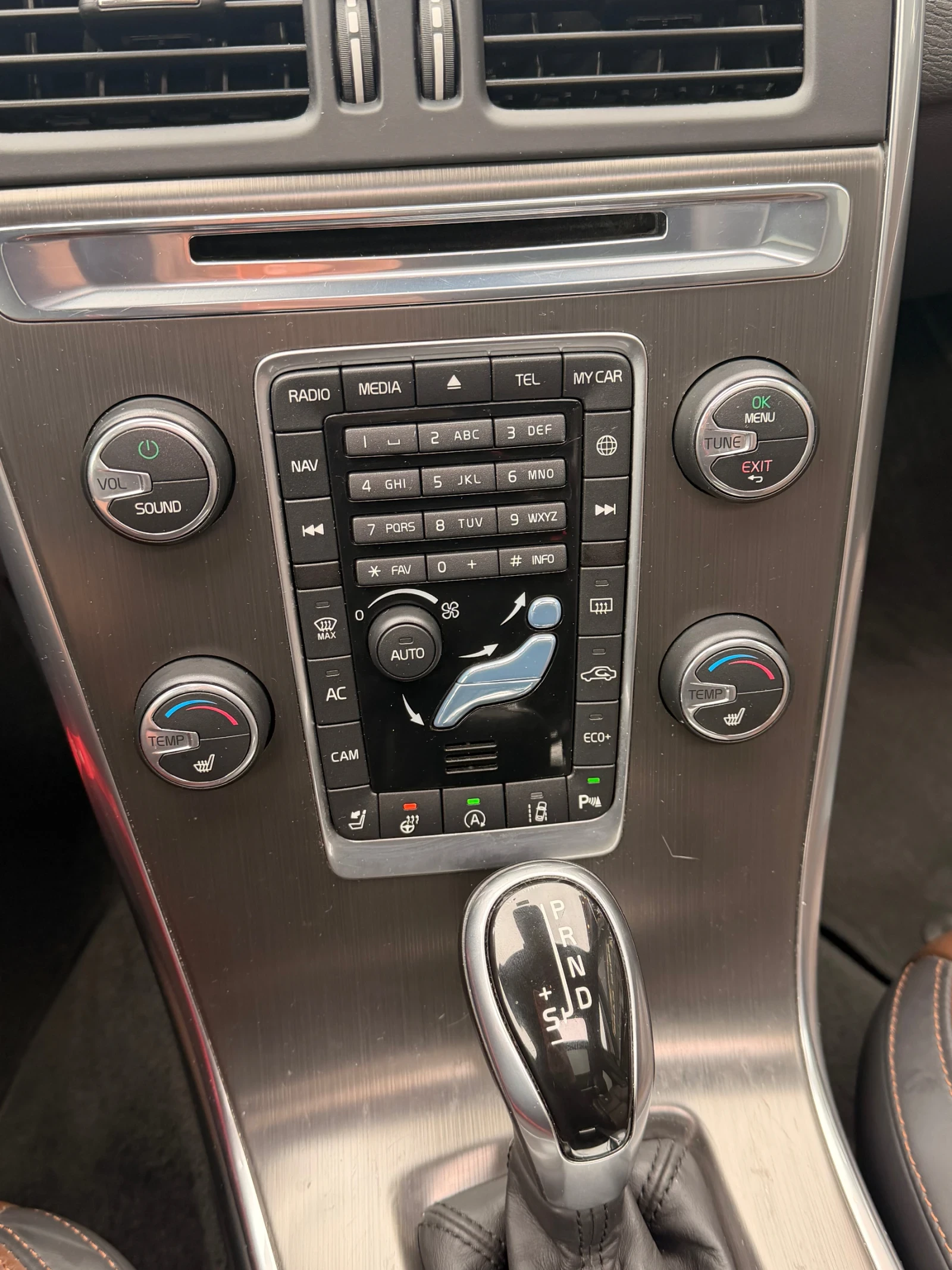 Volvo XC60 Хс60-2.0дизeл 180коня D4, снимка 12 - Автомобили и джипове - 54371995