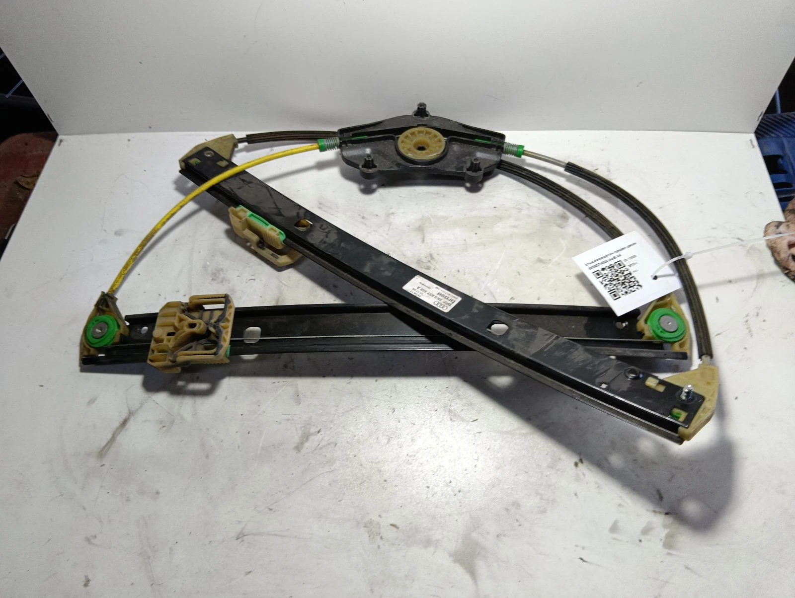 стъклоповдигач преден десен 8K0837462A Audi A4